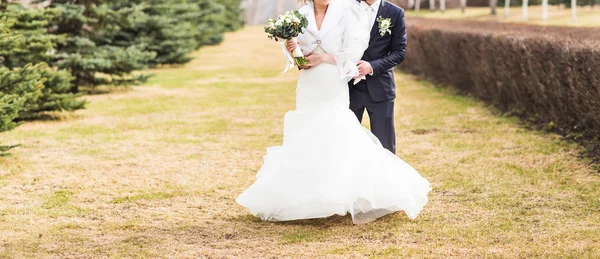 Jeune couple de mariage profitant de moments romantiques à l'extérieur sur la nature automne — Photo