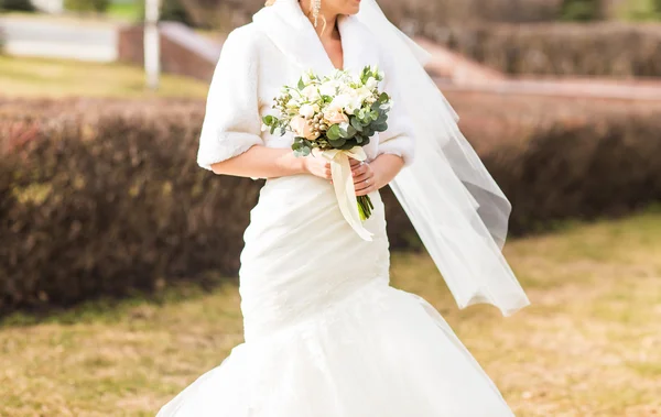 Nahaufnahme der Braut Hände mit schönen Brautstrauß — Stockfoto