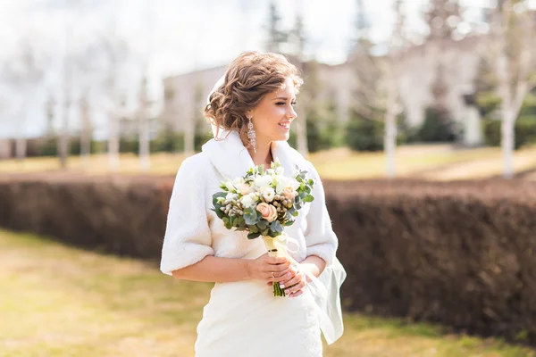 Счастливая невеста в осеннем парке — стоковое фото