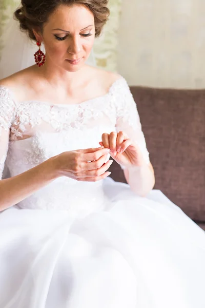 Noiva elegante vestindo brincos, se preparando para o casamento — Fotografia de Stock