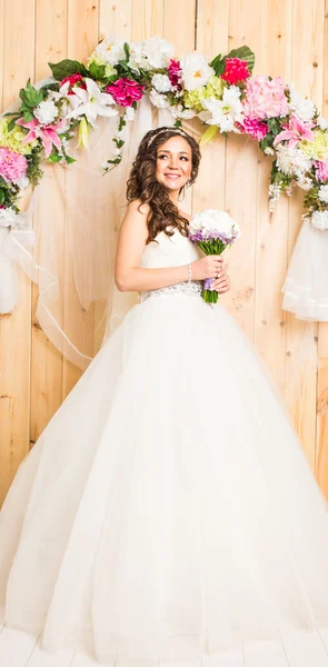 Pięknej narzeczonej w biały ślub sukienka z Bukiet ślubny — Zdjęcie stockowe