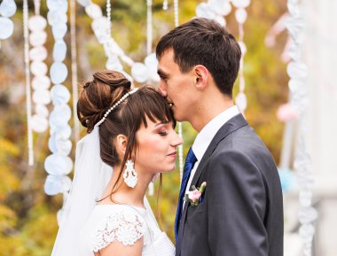 Gelin ve damat sonbahar park closeup içinde