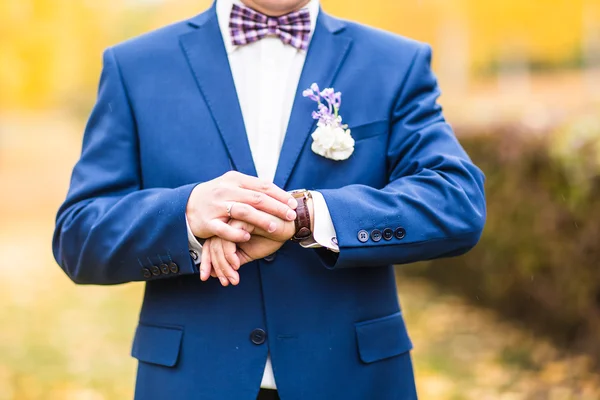 Hombre de traje comprobando el tiempo en su reloj de pulsera — Foto de Stock