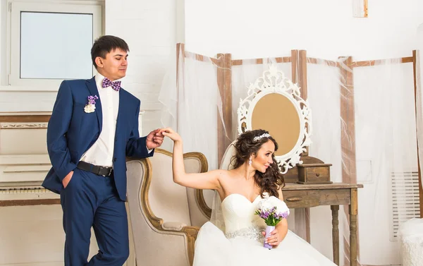 Porträt einer jungen Braut und eines Bräutigams, die zusammen posieren. — Stockfoto