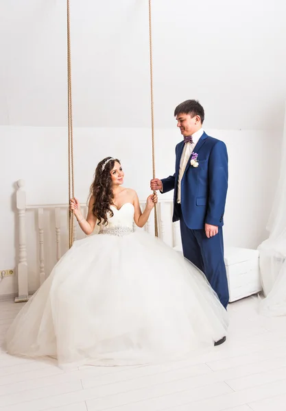 Portrait d'une jeune mariée et marié posant ensemble . — Photo