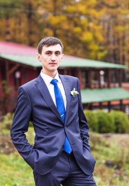 sonbahar Park'ta bir düğün gününde damat