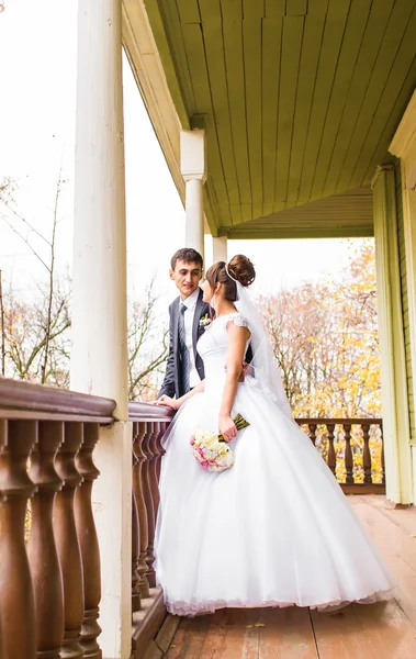 Bruid en bruidegom in de herfst — Stockfoto