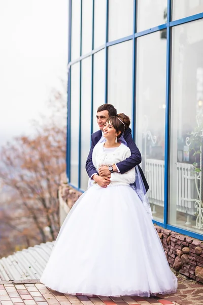 Felice sposa e lo sposo nel giorno del matrimonio invernale — Foto Stock