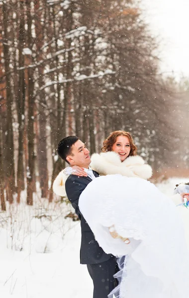 Noiva e noivo nas florestas de inverno . — Fotografia de Stock