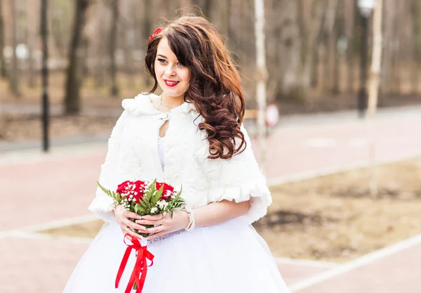 Braut mit dem Blumenstrauß im Winter — Stockfoto