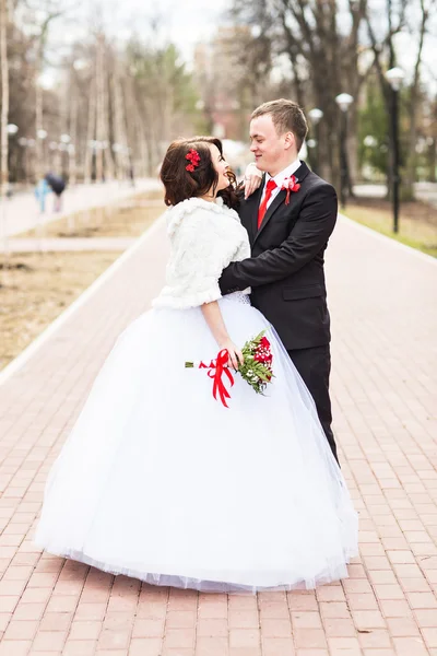 Gli amanti sposa e sposo si guardano in giorno d'inverno — Foto Stock