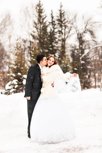 Bruid en bruidegom in de winter — Stockfoto