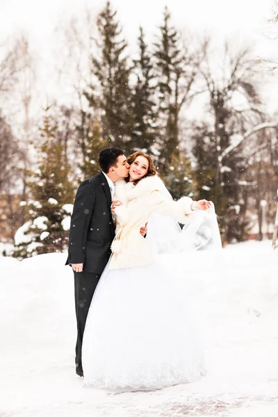 Novia y novio en el invierno — Foto de Stock