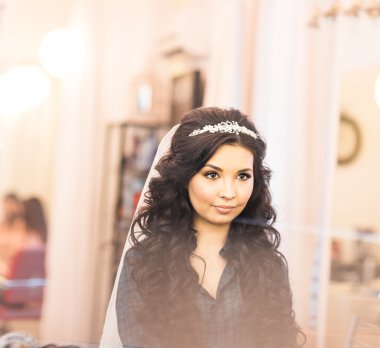 şık muhteşem gelin makyaj lüks güzellik salonu ile büyük aynalar ve ışık alma.