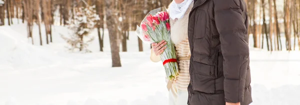 Casado casal muçulmano no inverno natureza — Fotografia de Stock