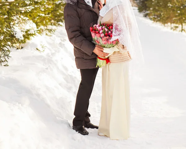 Gerade verheiratetes muslimisches Paar in der winterlichen Natur — Stockfoto