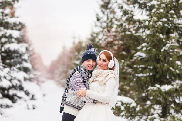 Bruidspaar buiten in de winter — Stockfoto