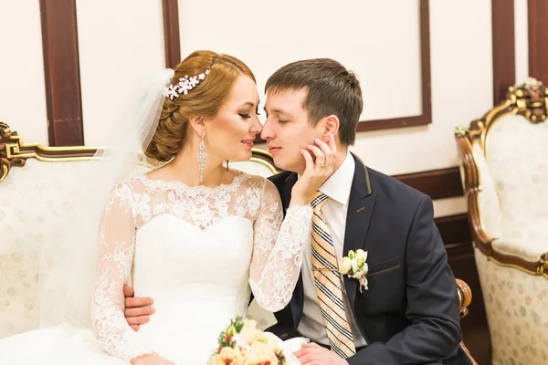 Brudgummen och bruden porträtt — Stockfoto