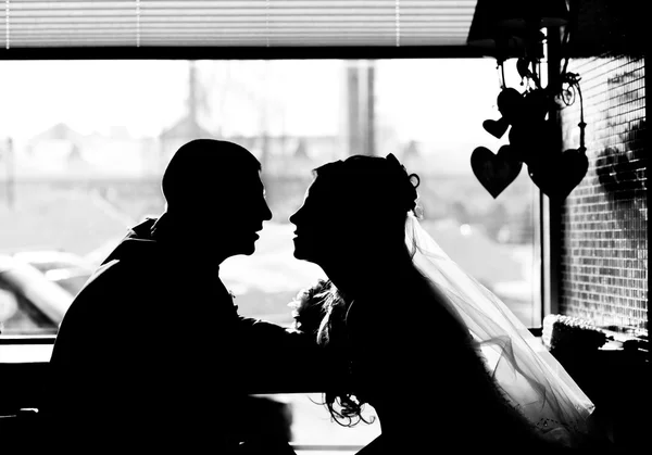 咖啡馆里的情侣剪影 — 图库照片