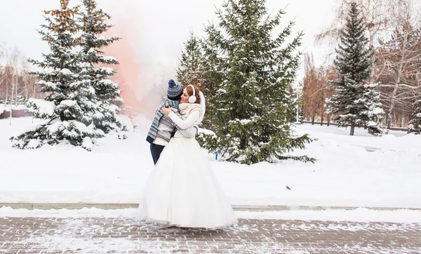 Matrimonio coppia all'aperto in inverno — Foto Stock