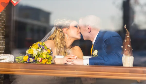 Милая супружеская пара в кафе, жених целует невесту. Чистая нежность . — стоковое фото