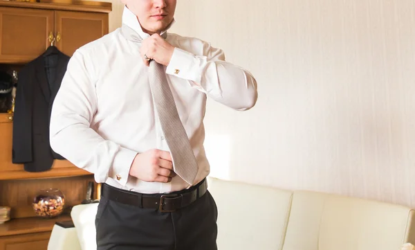 Zakenman trekt een stropdas aan — Stockfoto