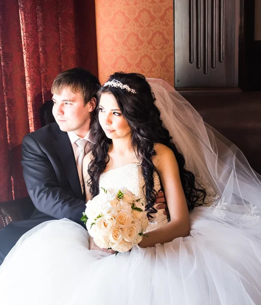 Felice sposa e sposo in interni vintage di resrourant — Foto Stock