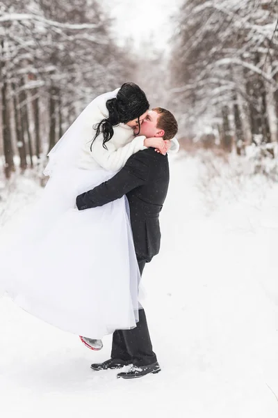 Весільна пара взимку — стокове фото