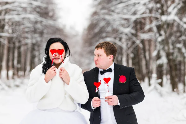 Pareja de boda posando con máscara. concepto de Día de San Valentín — Foto de Stock