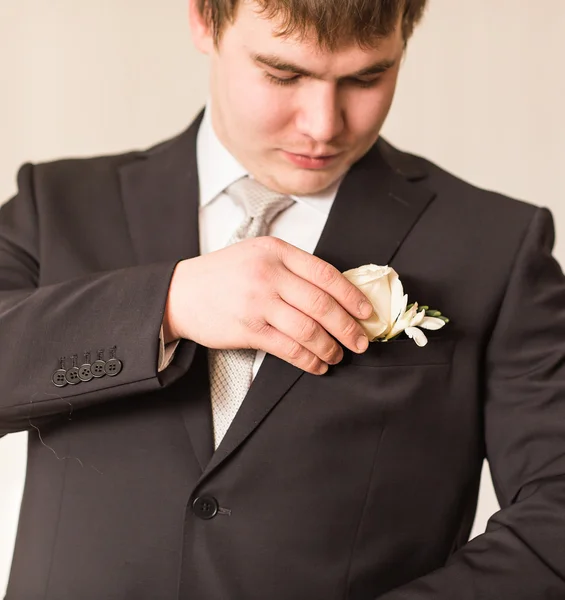 Groom está se preparando para seu dia de casamento — Fotografia de Stock