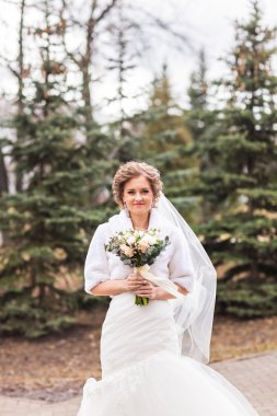 Sonbahar ya da kış park güzel gelin