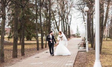 Gelin ve damat sonbahar ya da kış park yürüyüş