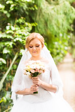 Gelin buketi ile gelin