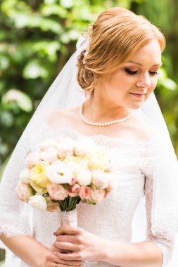 Gelin buketi ile gelin