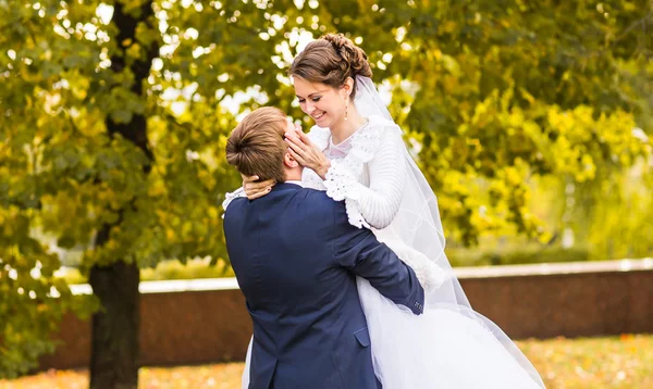 Sposo e sposa nel parco autunnale . — Foto Stock