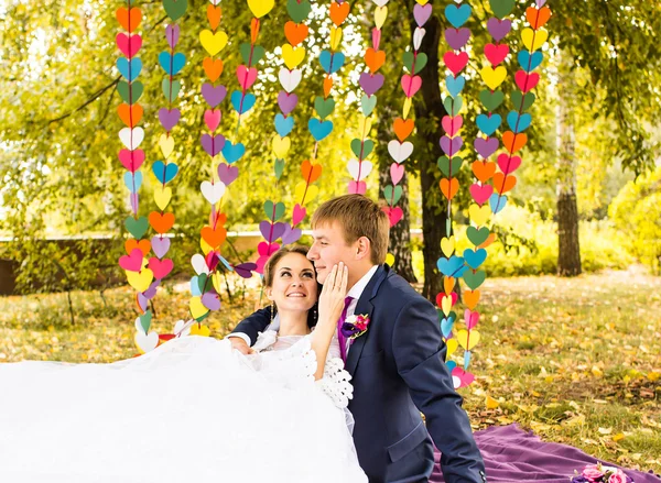 Sposo e sposa nel parco autunnale . — Foto Stock