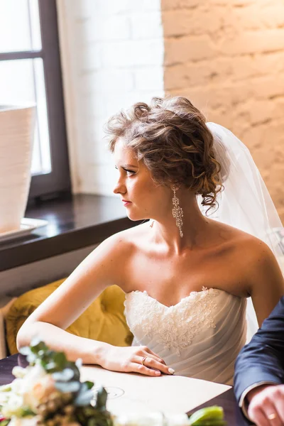 Linda noiva em vestido de noiva com jóias de diamante . — Fotografia de Stock