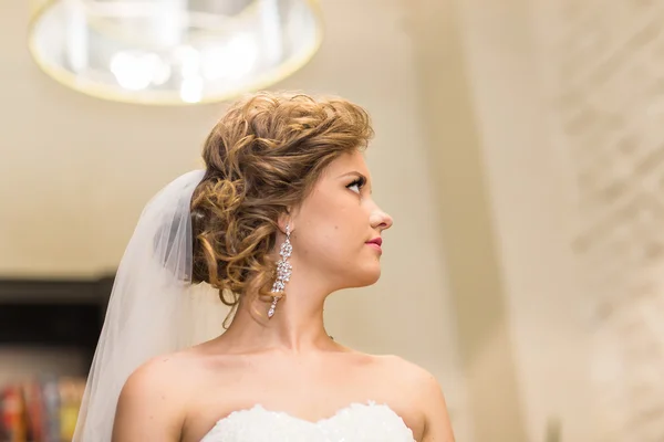 Linda noiva em vestido de noiva com jóias de diamante . — Fotografia de Stock