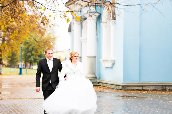 Mariée et marié marche dans le parc d'automne — Photo