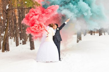 Gelin ve damat ile kış aylarında sis bombası