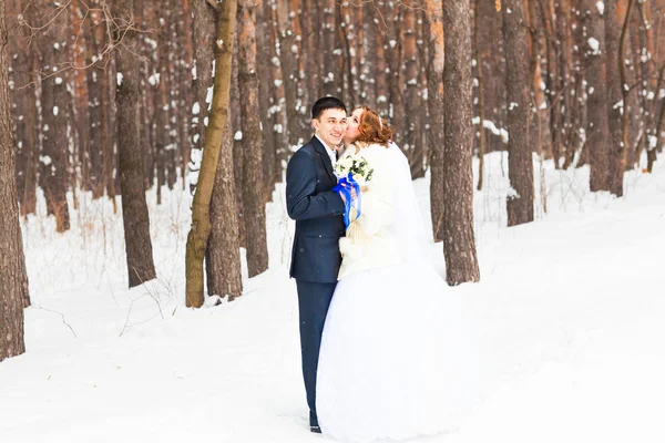 Hochzeitspaar im Winter — Stockfoto