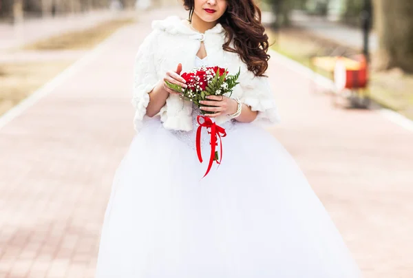 Bouquet da sposa in mani da sposa — Foto Stock