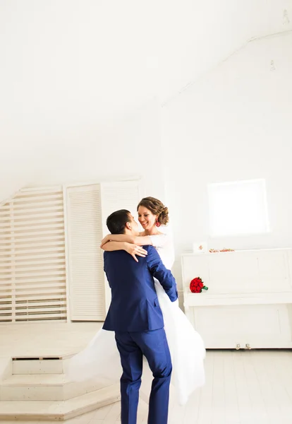 Braut und Bräutigam tanzen, Hochzeitspaar tanzt, einander ins Gesicht schauen — Stockfoto