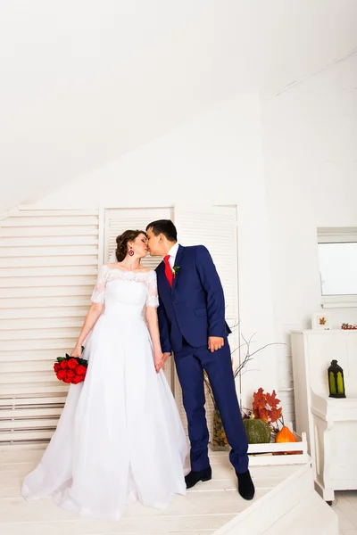 Retrato de noiva caucasiana e noivo asiático dentro de casa — Fotografia de Stock