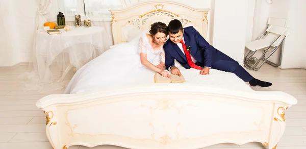 Bruden och brudgummen läsa böcker, livsstil, äktenskap, Familj, kärlek, kunskap koncept — Stockfoto