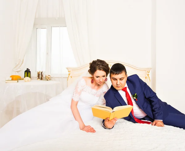 Noiva e noivo leitura de livros, estilo de vida, casamento, família, amor, conceito de conhecimento — Fotografia de Stock