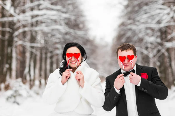 Hochzeitspaar posiert mit Stockherzen, Maske — Stockfoto