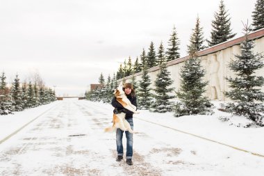 Adam köpek kış açık havada eğlence ile.