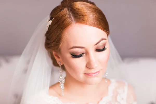 Retrato de uma noiva com maquiagem de casamento — Fotografia de Stock