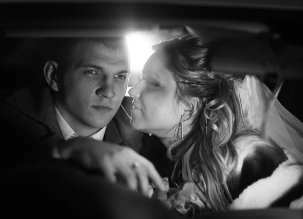 Молодая пара целуется, черно-белое фото — стоковое фото